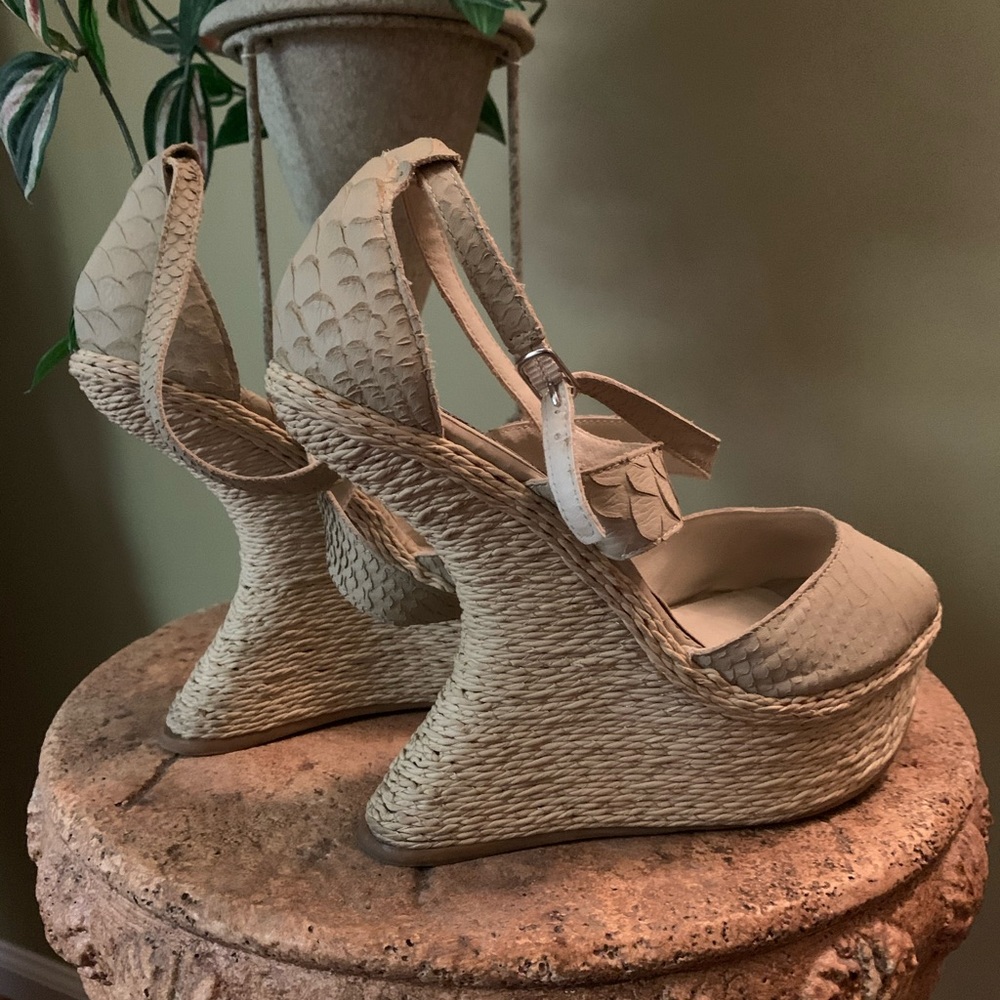 Cute Mojo Moxy Unique Style Wedge Shoes - Picture 2 of 3